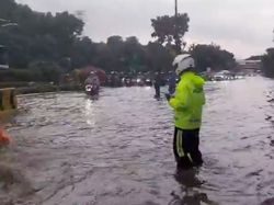 8 Ruas Jalan di Jakarta Banjir Pagi Ini, Genangan Capai 50 Cm