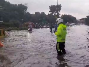 Hujan Deras, Jalan DI Panjaitan Arah Kebon Nanas Jaktim Banjir 50 Cm