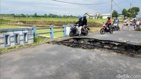 Pemotor Nekat Melintasi Jembatan Ambles di Blitar