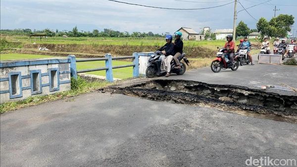 Pengendara Nekat Melintasi Jembatan Ambles di Blitar