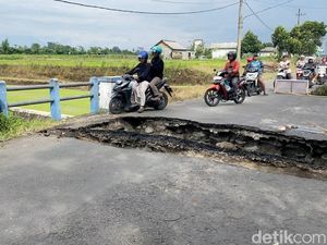 Ngeri, Pemotor Nekat Lewati Jembatan Ambles di Blitar