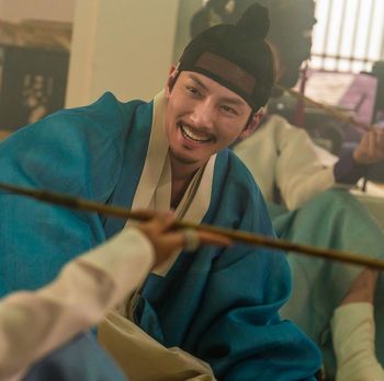 Ji Chang Wook memerankan karakter Cho Won dalam drama Korea sageuk The Scandal.