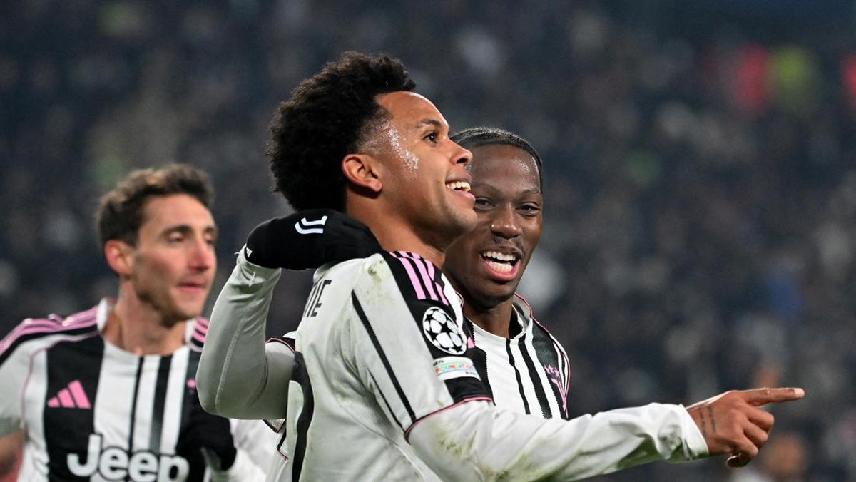 McKennie (depan) merayakan golnya ke gawang Benfica. Foto: REUTERS/Alberto Lingria
