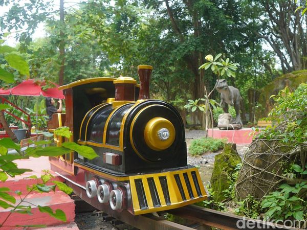 Wahana Kereta Hutan di Kebun Binatang Surabaya
