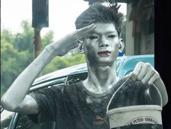 Dari Lampu Merah ke Catwalk: Kisah Viral Manusia Silver yang Kini Jadi Model