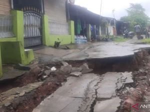 Hujan Deras Picu Longsor di Cikarang, 4 Rumah Warga Rusak