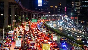 Lalin Gatot Subroto Mengular, Arus Kendaraan Padat Usai Diguyur Hujan