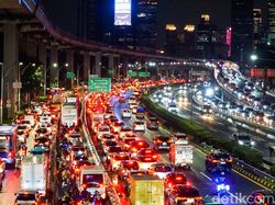 Banjir di Sejumlah Ruas Jalan Akibatkan Lalin Jakarta Macet Parah