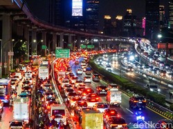 Sejumlah Ruas Jalan di Jakarta Lumpuh Usai Banjir Genangi Sejumlah RT