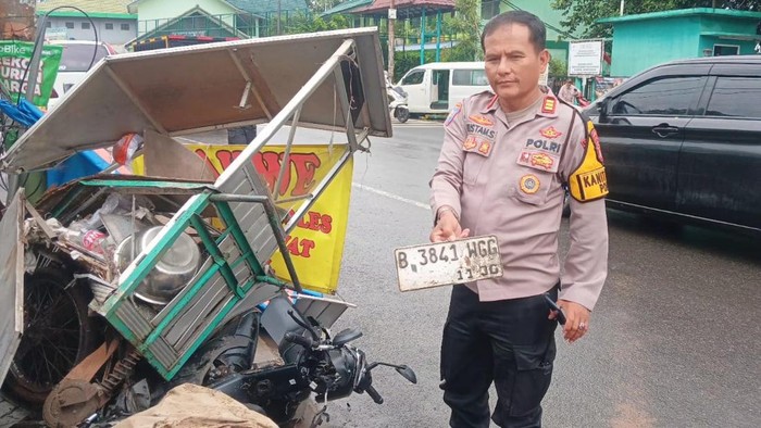 Mobil Tabrak Sepeda Motor-Gerobak Donat di Ciputat Tangsel, 1 Orang Luka