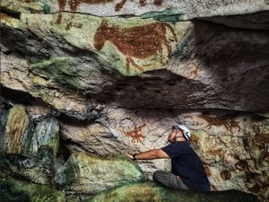 Potret Lukisan Gua Tertua di Dunia Berusia 67.800 Tahun di Muna Sultra