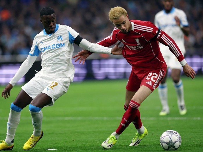 Soccer Football - UEFA Champions League - Olympique de Marseille v Liverpool - Orange Velodrome, Marseille, France - January 21, 2026 Liverpools Hugo Ekitike in action with Olympique de Marseilles Timothy Weah REUTERS/Alexandre Dimou