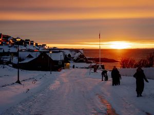 Menikmati Semburat Senja di Tengah Dinginnya Greenland