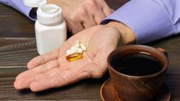 Minum Kopi Bareng Vitamin, Aman atau Justru Berbahaya?