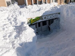 Salju Setinggi 5 Meter Kepung Bangunan di Rusia, Warga Keluar Lewat Jendela