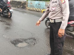 Polisi Cek Jalan Berlubang yang Bikin Pemotor Celaka di Ciputat