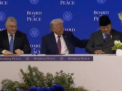 Momen Interaksi Prabowo dan Trump Saat Teken Piagam Dewan Perdamaian