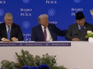 Trump Tepuk Pundak Prabowo Saat Teken Piagam Dewan Perdamaian: Pria Tangguh