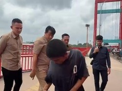 Pria Lempar Batu ke CCTV di Jembatan Ampera, Sempat Diamankan lalu Kabur