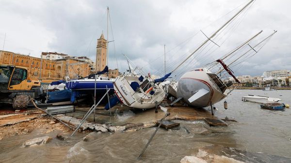 Puluhan Kapal Pesiar Porak-poranda Dihantam Badai Harry