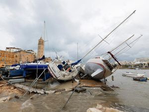 Puluhan Kapal Pesiar Porak-poranda Dihantam Badai Harry