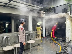 Brimob Polda Metro Bantu Padamkan Kebakaran Rumah Kafe di Jakpus