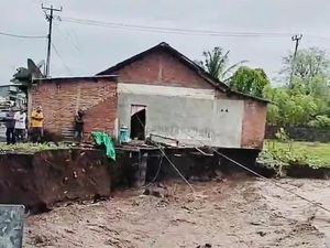 Hujan-Angin Terjang Dompu, 2 Rumah Warga Rusak Berat