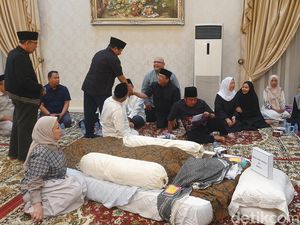 Susno Duadji hingga Dirut Bank Mandiri Takziah di Rumah Duka Haji Alim