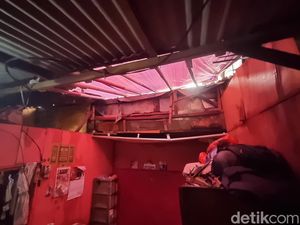 Rumah Nurmayanti di Matraman Jaktim Ambruk Saat Hujan, Anak Tertimpa Puing