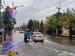 Hujan Seharian, Jalanan di Indramayu Terendam Banjir