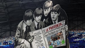 Tifo Keren Marseille: Sambut Liverpool dengan The Beatles