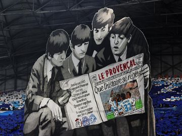 Tifo Keren Marseille: Sambut Liverpool dengan The Beatles