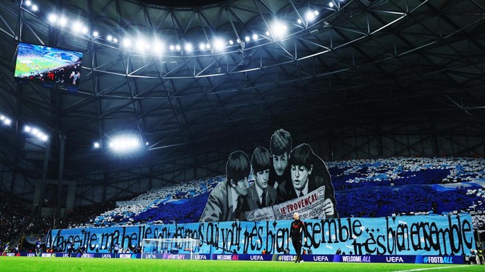 Tifo Keren Marseille: Sambut Liverpool dengan The Beatles