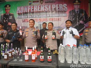 Rumah Pedagang Miras di Jombang Digerebek Polisi