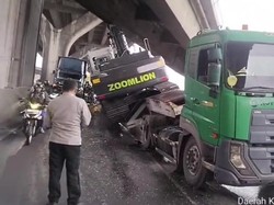 Truk Angkut Alat Berat Nyangkut di Flyover Jampea Jakut, Lalin Macet