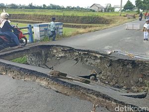 Bahaya! Pengendara Nekat Melintasi Jembatan Ambles di Blitar