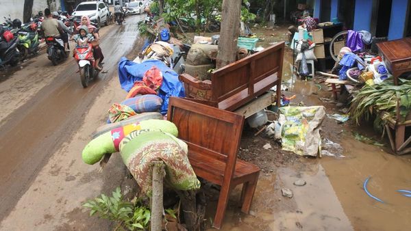 Warga Situbondo Bersih-bersih Rumah Usai Banjir Rendam Permukiman