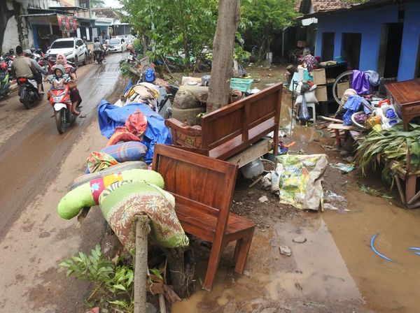 Warga Situbondo Bersih-bersih Rumah Usai Banjir Rendam Permukiman