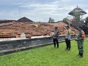 Bale Gong Pura Puseh Dasar Penebel Ambruk Diterjang Angin Kencang