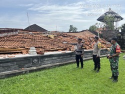 Bale Gong Pura Puseh Dasar Penebel Ambruk Diterjang Angin Kencang