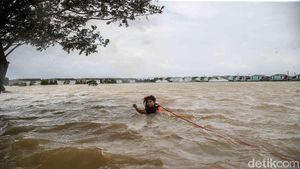 Banjir 1,5 Meter Rendam Perumahan Subsidi Green Permata Residence Bekasi
