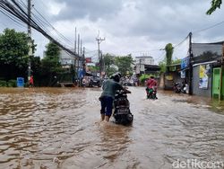 Video: Banjir Rendam Jalan di Kebon Jeruk Jakbar, Arus Lalin Tersendat