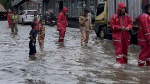 Video: Jalan Daan Mogot Masih Belum Bisa Dilewati Motor Akibat Banjir