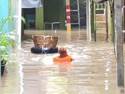Kebon Pala Jaktim Terendam Banjir Kiriman dari Bogor, Ketinggian Air 130 Cm