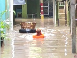 Kebon Pala Jaktim Terendam Banjir Kiriman dari Bogor, Ketinggian Air 130 Cm