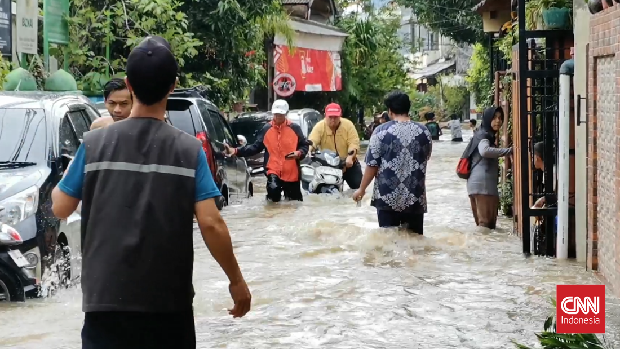 Hujan deras yang mengguyur wilayah Tangerang sejak Kamis malam ditambah luapan Kali Angke menyebabkan banjir masih merendam ratusan rumah warga di Kelurahan Petir, Kecamatan Cipondoh, Kota Tangerang, Banten, Jumat (23/1/2026) pagi. Ketinggian air dilaporkan mencapai hampir dua meter dan meluas hingga lima RW dengan jumlah warga terdampak sekitar 600 kepala keluarga.