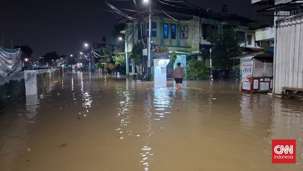a-Curah hujan tinggi yang mengguyur sejak Kamis pagi hingga malam hari menyebabkan sekitar 200 rumah di Perumahan Pondok Maharta, Kelurahan Pondok Kacang Timur, Kecamatan Pondok Aren, Tangerang Selatan, terendam banjir, Kamis (22/1) malam. (CNNIndonesia/Fahrul)