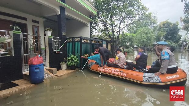 BPBD Kabupaten Tangerang menyatakan per Kamis (22/1) ada lima kecamatan yang masih terdampak banjir imbas luapan sungai karena curah hujan tinggi.   (CNNIndonesia/Dody)