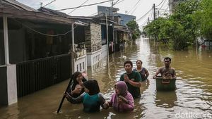 Banjir Masih Rendam Perumahan Mutiara Indah di Tambun Utara