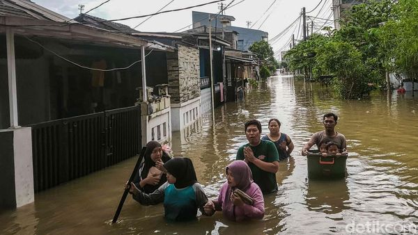 Banjir Masih Rendam Perumahan Mutiara Indah di Tambun Utara